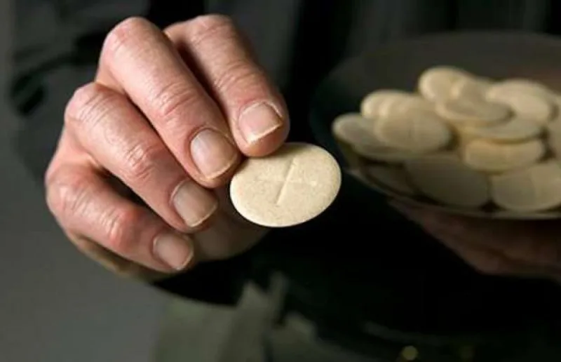 Médicos Austriacos manifiestan que la comunión en la boca es «más segura» que en la mano