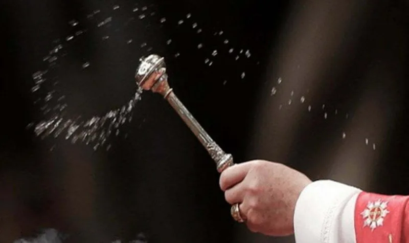 Por qué deberías mantener el agua bendita en tu casa